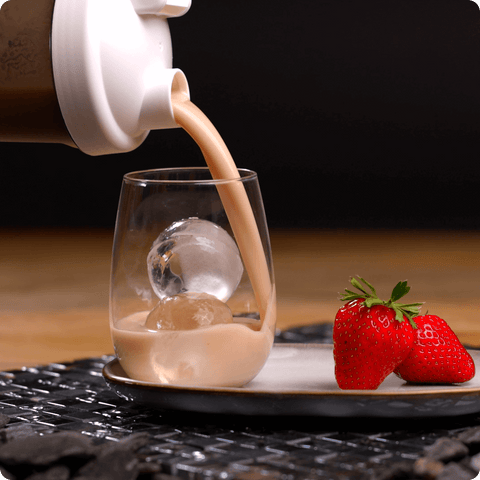 MetaFlow Stimmungsbild Shake im Glas mit Eiswürfel und Erdbeeren