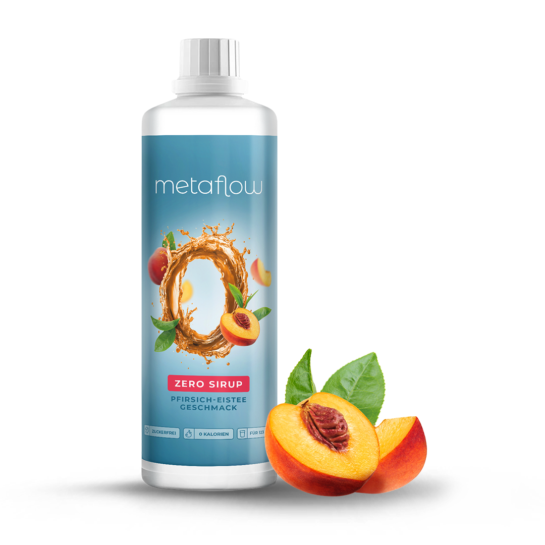 MetaFlow Zero Sirup mit Pfirsich-Eistee Geschmack in einer schlanken 1-Liter-Flasche, blaues Etikett mit Pfirsichmotiv und flüssigem O-Symbol, zuckerfrei und kalorienfrei