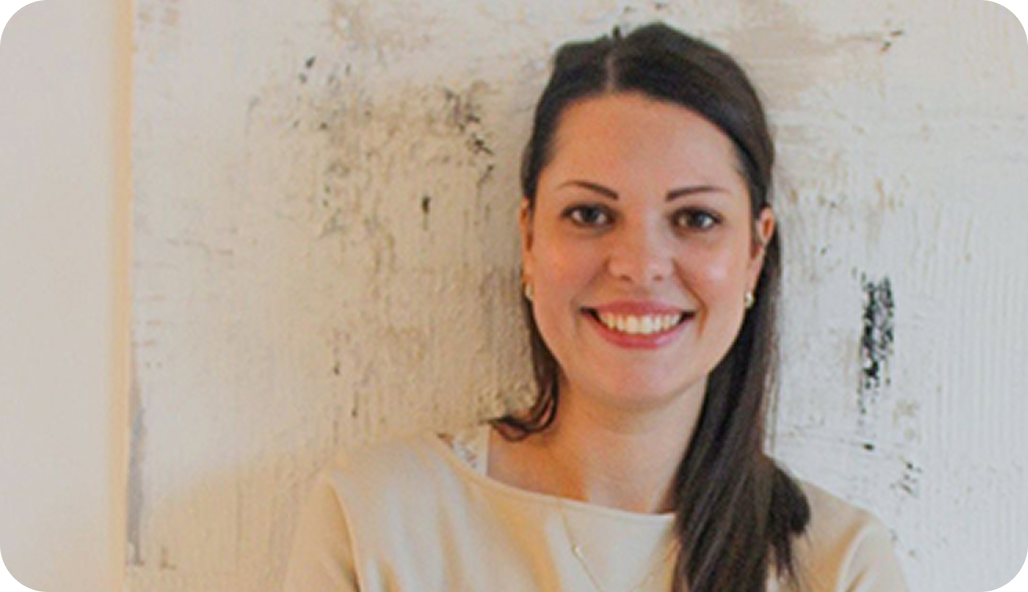 Madeleine Zirkel steht vor einer weißen Wand.