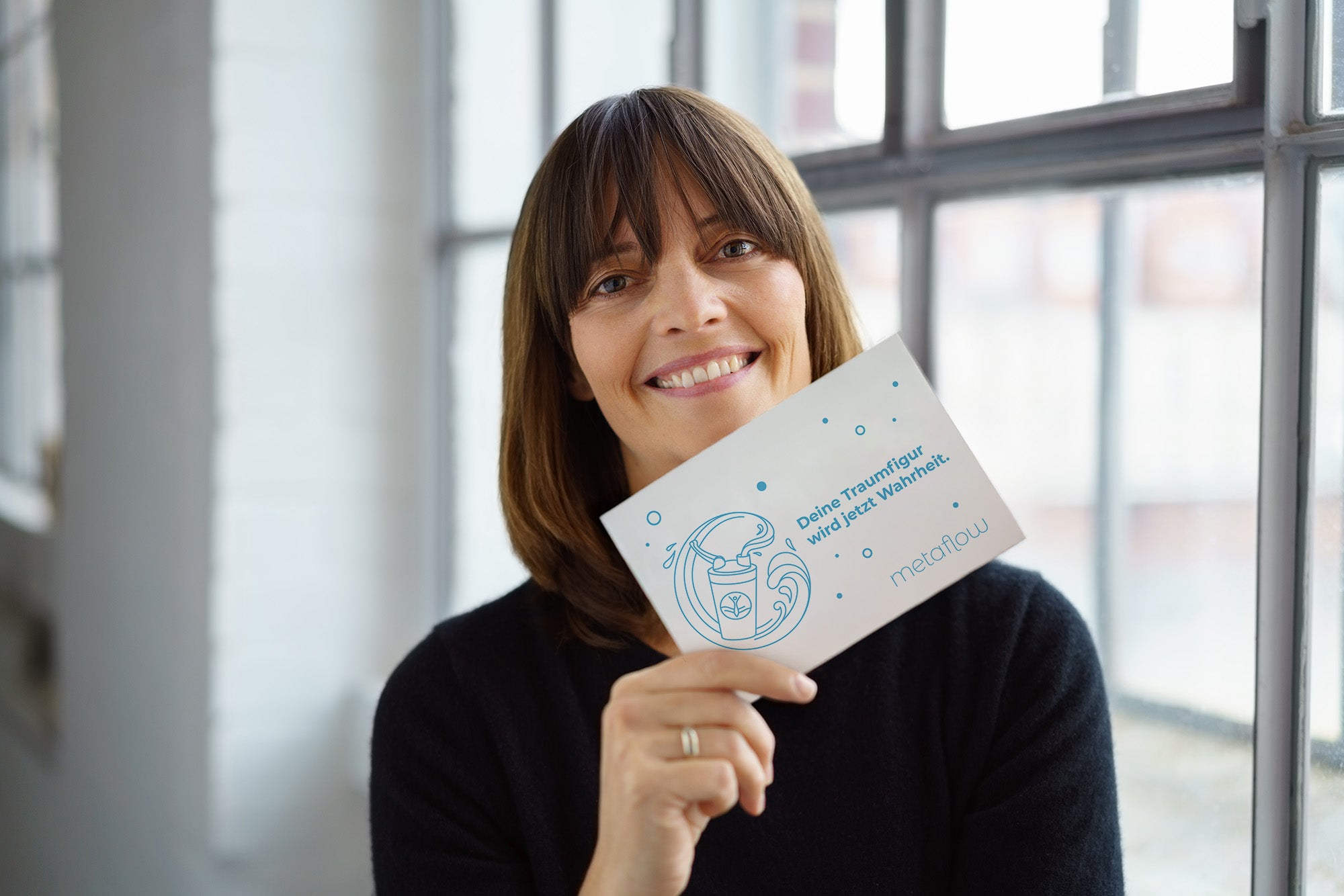 Frau hält Gutschein als Portrait