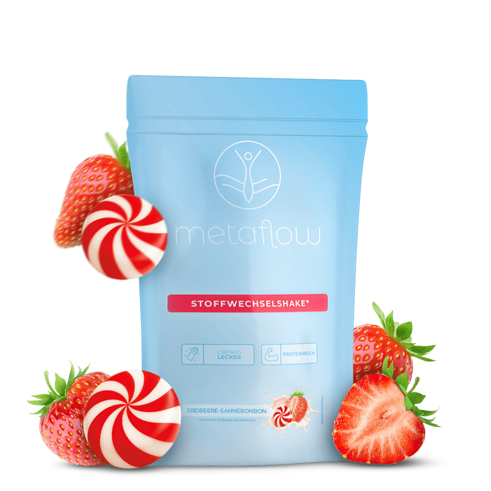 Ein Beutel MetaFlow Stoffwechselshake steht mittig, daneben liegen drei frische Erdbeeren und mehrere Sahnebonbons als Dekoration.