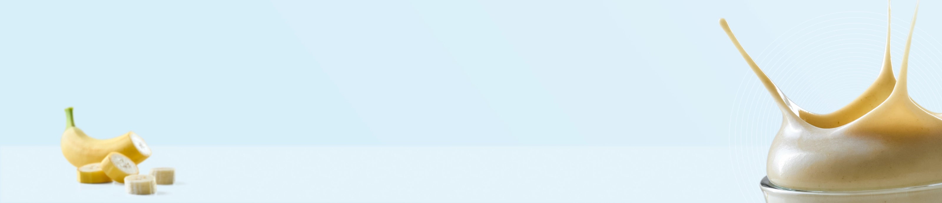 Links eine aufgeschnittene Banane, rechts ein cremiger MetaFlow-Bananenmilch-Splash vor hellem, pastellblauem Hintergrund.