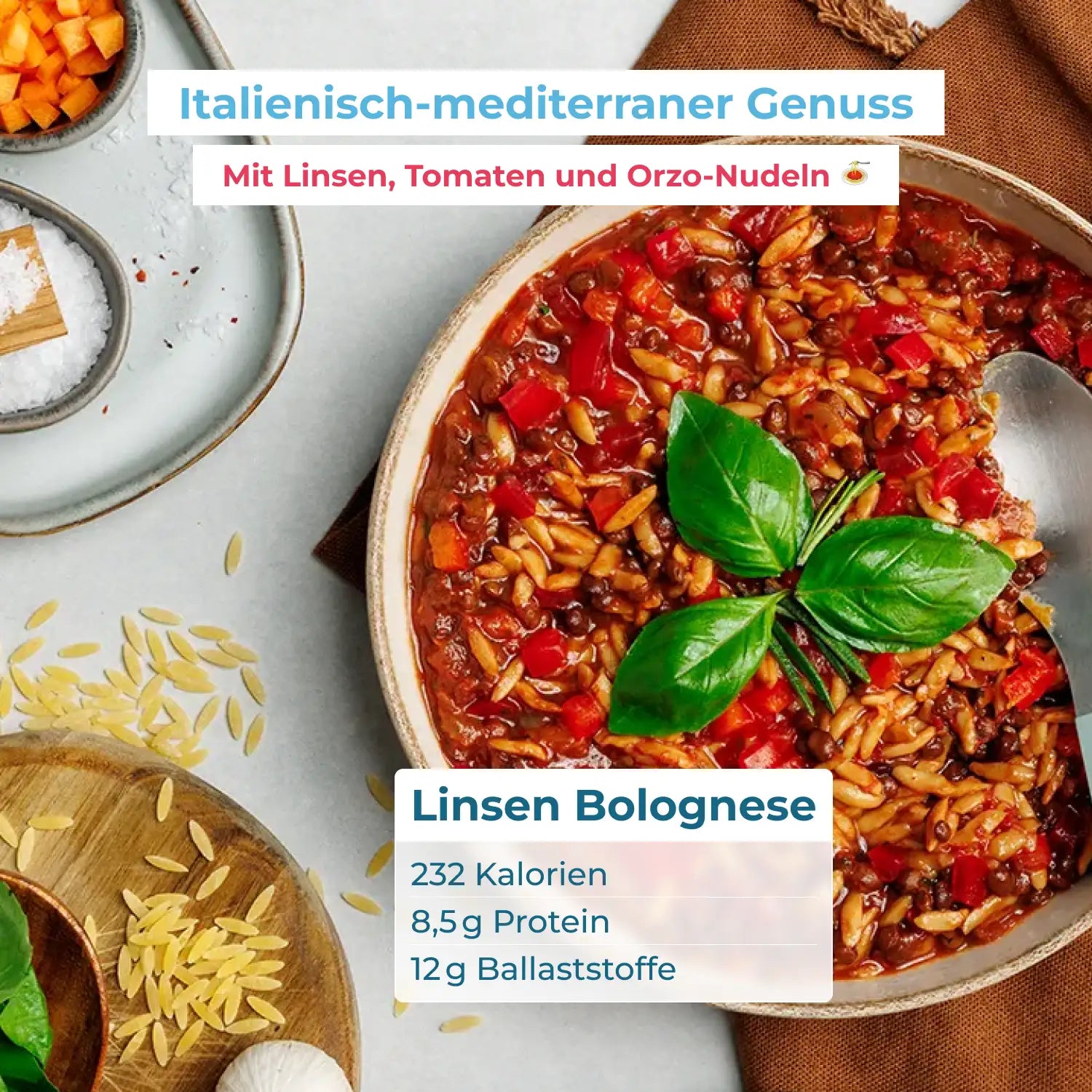 Schüssel metaflow Linsen Bolognese mit Linsen, Tomaten und Orzo-Nudeln, garniert mit Basilikum. Text: ‚Italienisch-mediterraner Genuss – mit Linsen, Tomaten und Orzo-Nudeln‘. Angaben: 232 Kalorien, 8,5 g Protein, 12 g Ballaststoffe.“