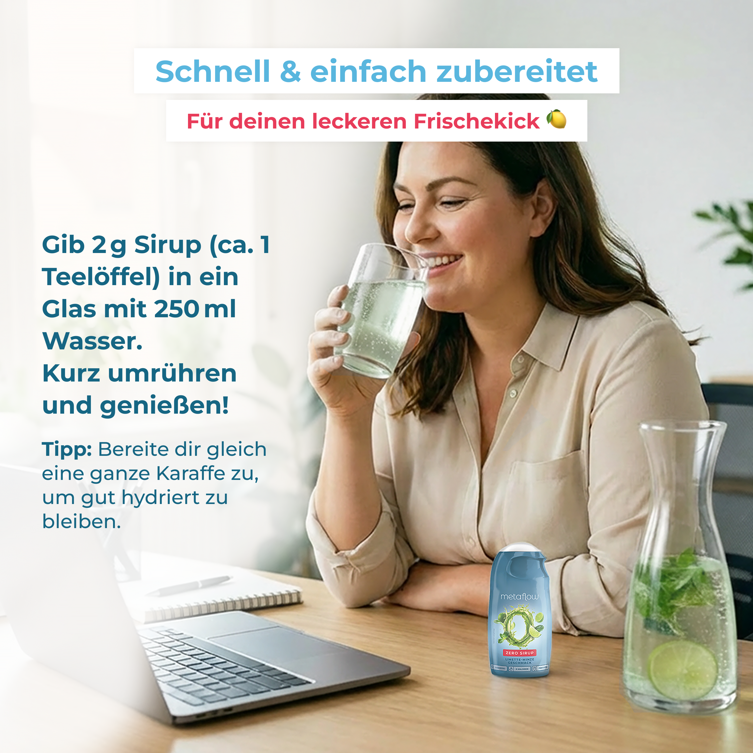 Frau sitzt an einem Tisch und trinkt ein Glas Wasser mit MetaFlow Zero Sirup, daneben eine Karaffe mit Wasser und Limettenscheiben sowie eine 65-ml-Flasche MetaFlow Zero Sirup Limette-Minze, Darstellung der einfachen Zubereitung