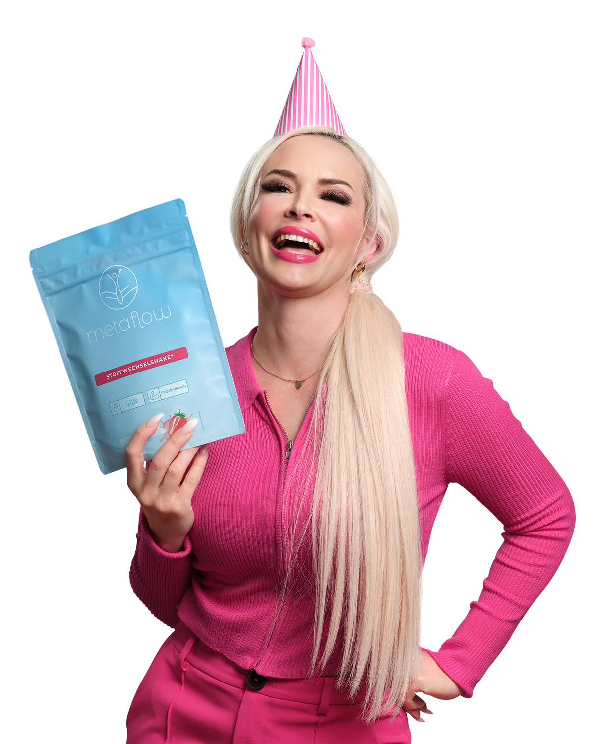 Daniela Katzenberger schaut lachend ins Bild und hält einen Metaflow Stoffwechsel-Shake Beutel hoch 