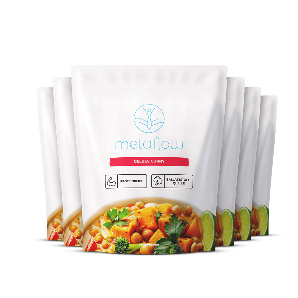 Sechs weiße Standbeutel des Produkts metaflow Gelbes Curry in einer Reihe angeordnet. Auf der Vorderseite sind das blaue metaflow-Logo, der Produktname in rotem Balken sowie Symbole für ‚proteinreich‘ und ‚Ballaststoffquelle‘ zu sehen. Im unteren Bereich zeigt der Serviervorschlag ein farbenfrohes Curry mit Kichererbsen, Brokkoli, Karotten und Limettenscheiben.
