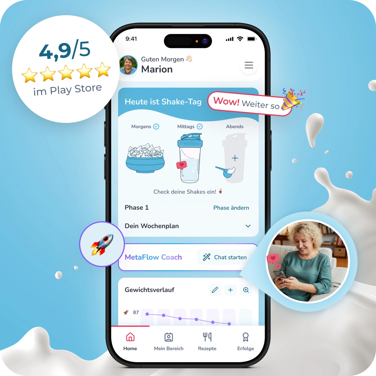 Smartphone-Bildschirm mit einer Gesundheits- und Ernährungs-App, die 'Guten Morgen Marion' anzeigt. Die App zeigt den Shake-Tag mit Symbolen für Mahlzeiten, einen Wochenplan, den 'MetaFlow Coach' mit Chatfunktion und einen Gewichtsverlauf. Links oben ist eine Bewertung von 4,9 von 5 Sternen im Play Store zu sehen. Rechts unten sitzt eine lächelnde Frau auf dem Sofa und nutzt ihr Smartphone.