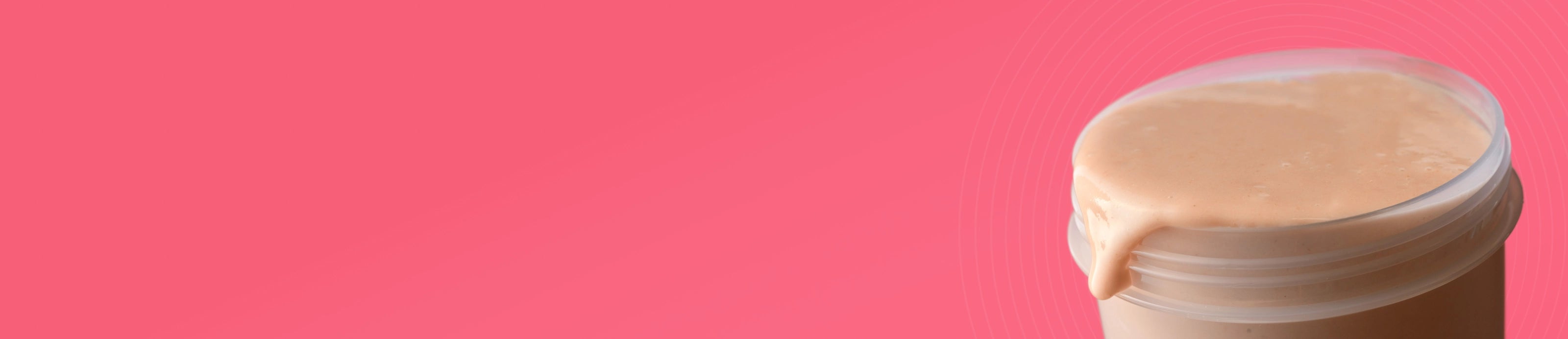 Ein MetaFlow Shake in einem Shaker, der Shake läuft leicht über den Rand.