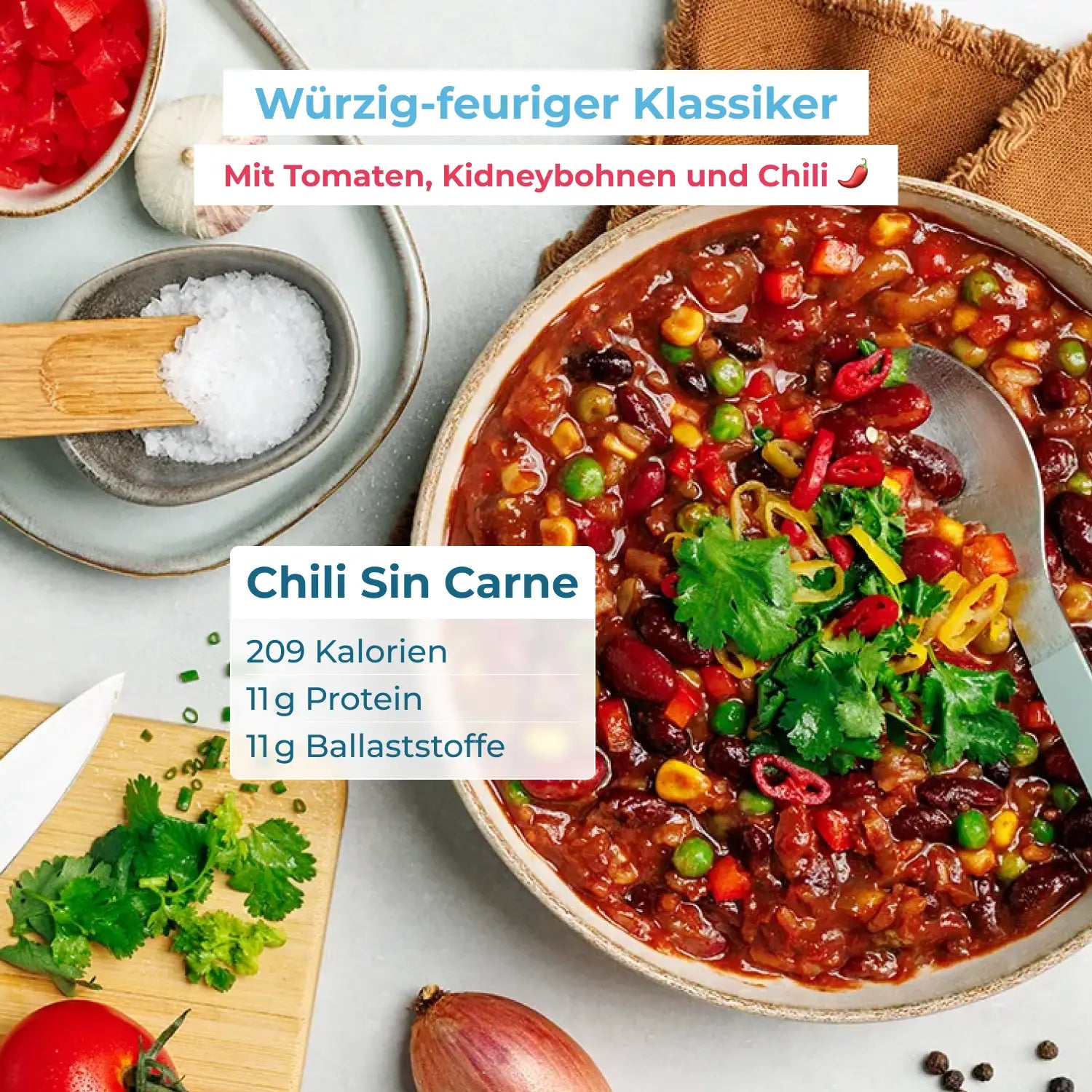 Schüssel metaflow Chili sin Carne mit buntem Gemüse und Bohnen, daneben frische Zutaten wie Salz und Kräuter. Text: ‚Würzig-feuriger Klassiker – mit Tomaten, Kidneybohnen und Chili‘. Angaben: 209 Kalorien, 11 g Protein, 11 g Ballaststoffe.“